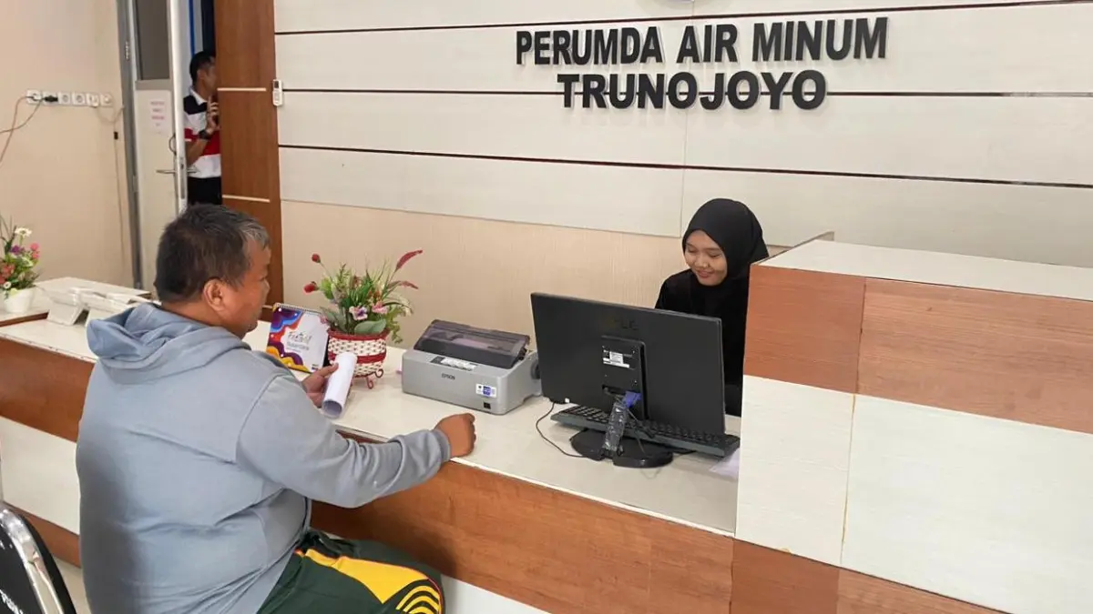 MELAYANI: Pelanggan mendatangi kantor Perumdam Trunojoyo, Sampang, beberapa waktu lalu