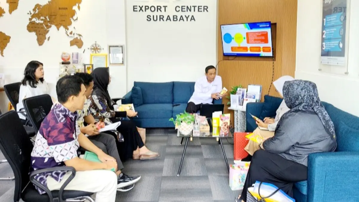 PRODUK: Petugas Diskopindag Sampang saat membersamai IKM dalam proses pembimbingan kontrak di Export Center Surabaya Kamis (10/9). (DISKOPINDAG UNTUK JPRM)