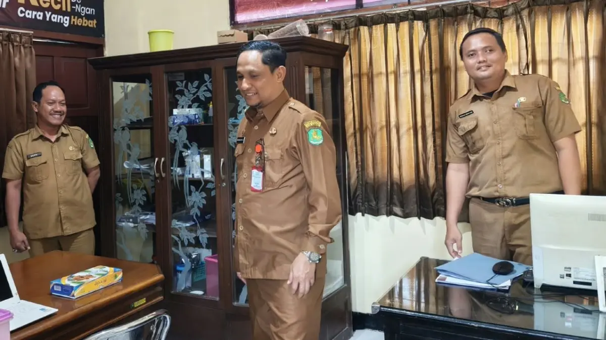 RAMAH: Sekkab Agus Dwi Saputra saat berkunjung ke kantor Diskominfo Sumenep.