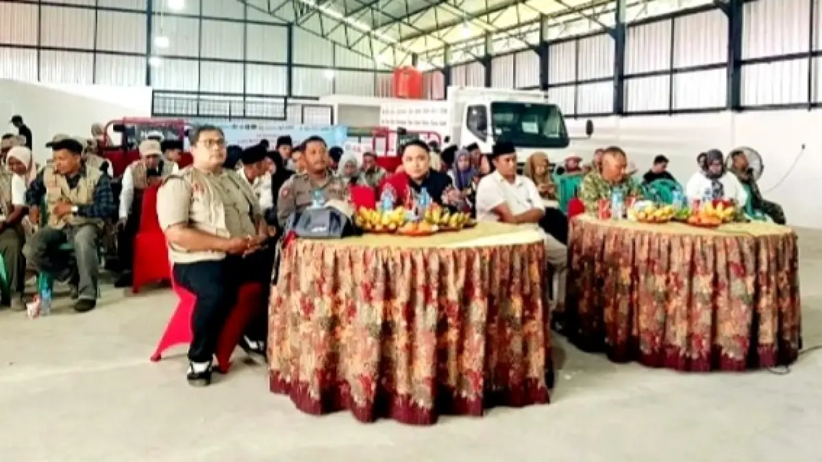 RESMI: Kepala Bidang Perizinan, Kelembagaan, Pengawasan, dan Pemeriksaan DKUPP Sumenep Hairil Iskandar (depan kiri) saat menghadiri peresmian KDMP secara simbolis di Desa Belluk Raja, Kecamatan Ambunten, Sumenep, Sabtu (16/5). (HUMAS DKUPP UNTUK JPRM)