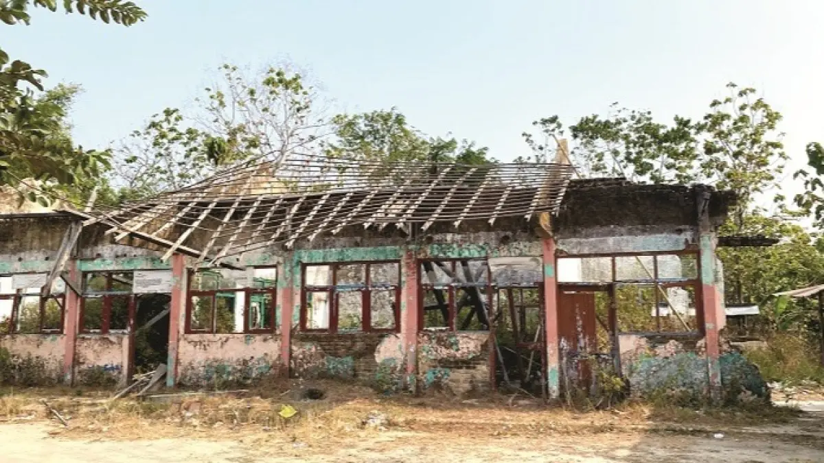 RUSAK BERAT: Kondisi gedung SDN Pakaan Laok 1 Kecamatan Galis, Bangkalan, mengalami kerusakan berat. (IMAM SYAFII UNTUK JPRM)