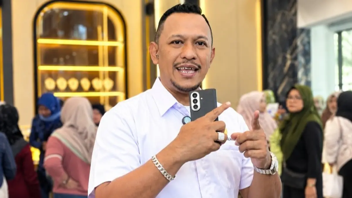 SANTAI: Direktur Utama Central 88 Gold & Jewellery Ali Zainal Abidin saat diwawancara wartawan Kamis (10/9). (MOH. IQBAL AFGANI/JPRM)