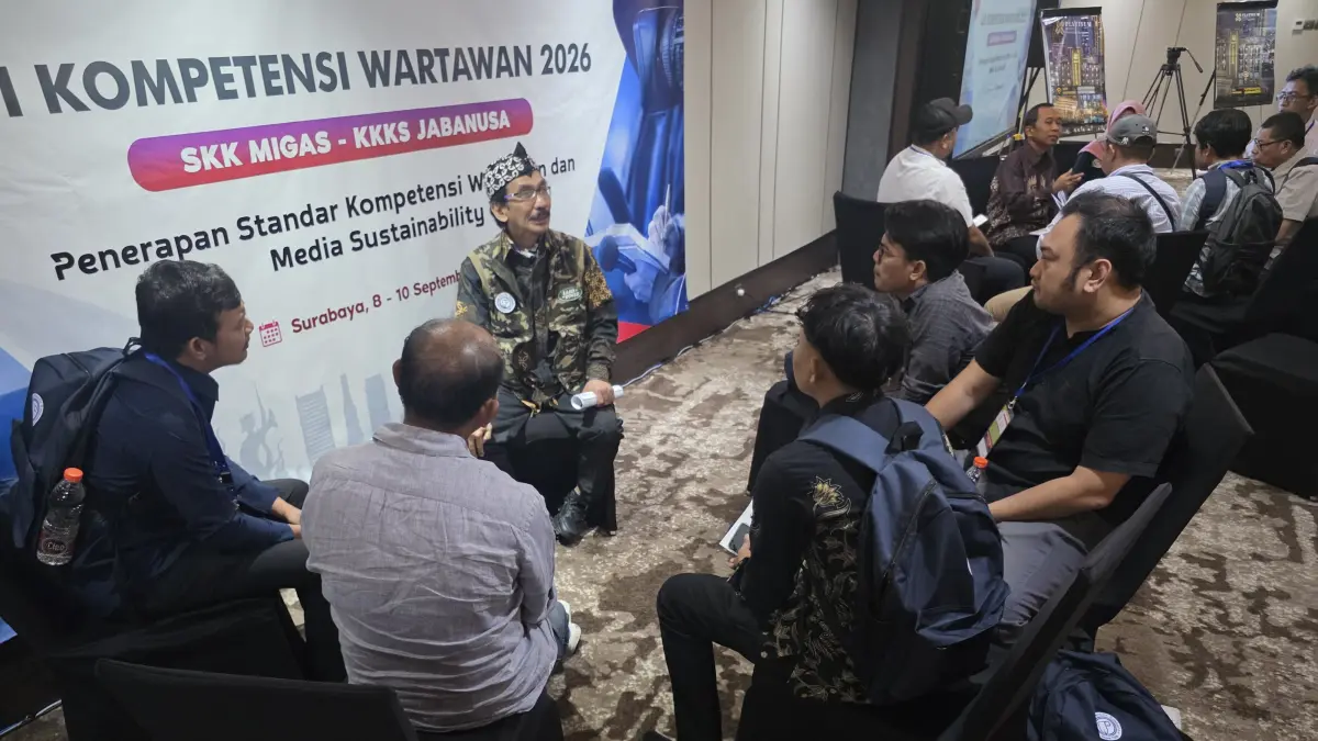 SERIUS: Sejumlah wartawan peserta UKW menyimak penyampaian penguji di Hotel Platinum Surabaya.