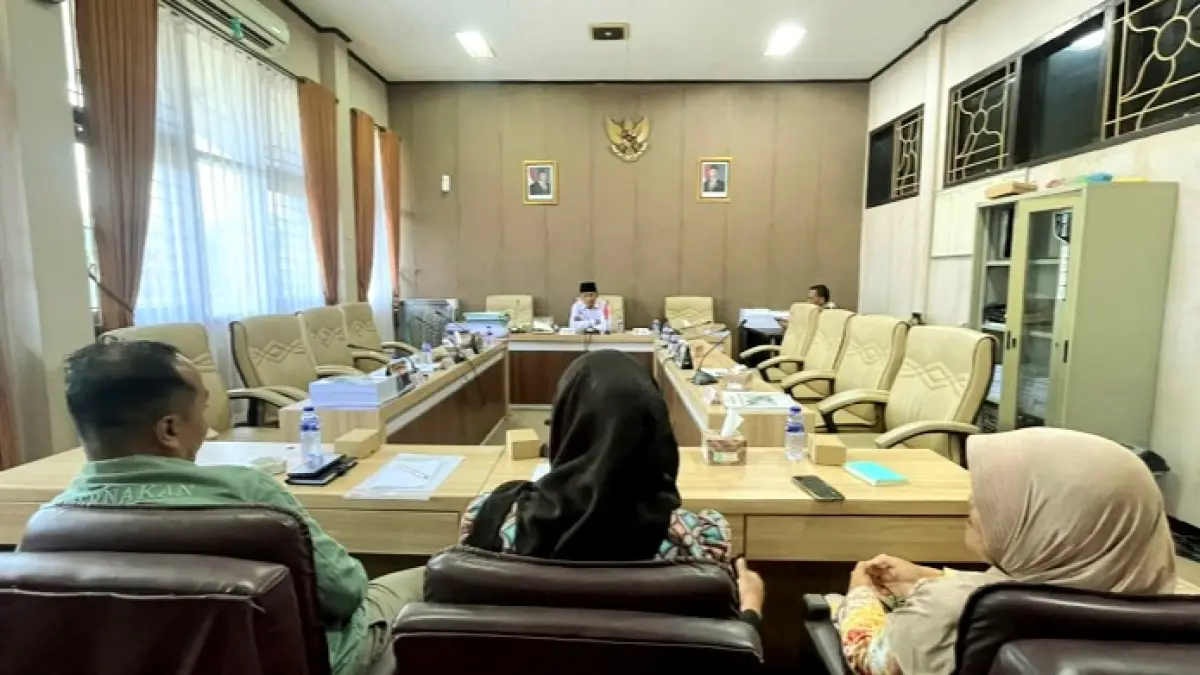 SERIUS: Sekretaris Komisi II DPRD Pamekasan Moh. Faridi saat rapat bersama DKPP di kantor dewan, Kamis (10/9). (KOMISI II UNTUK JPRM)
