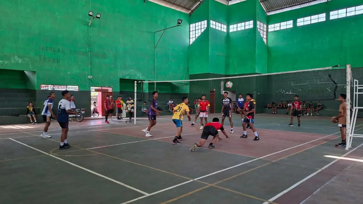 UNJUK KEMAMPUAN: Atlet PBVSI Sumenep mengikuti seleksi di GOR A. Yani Sumenep, Rabu (26/8).