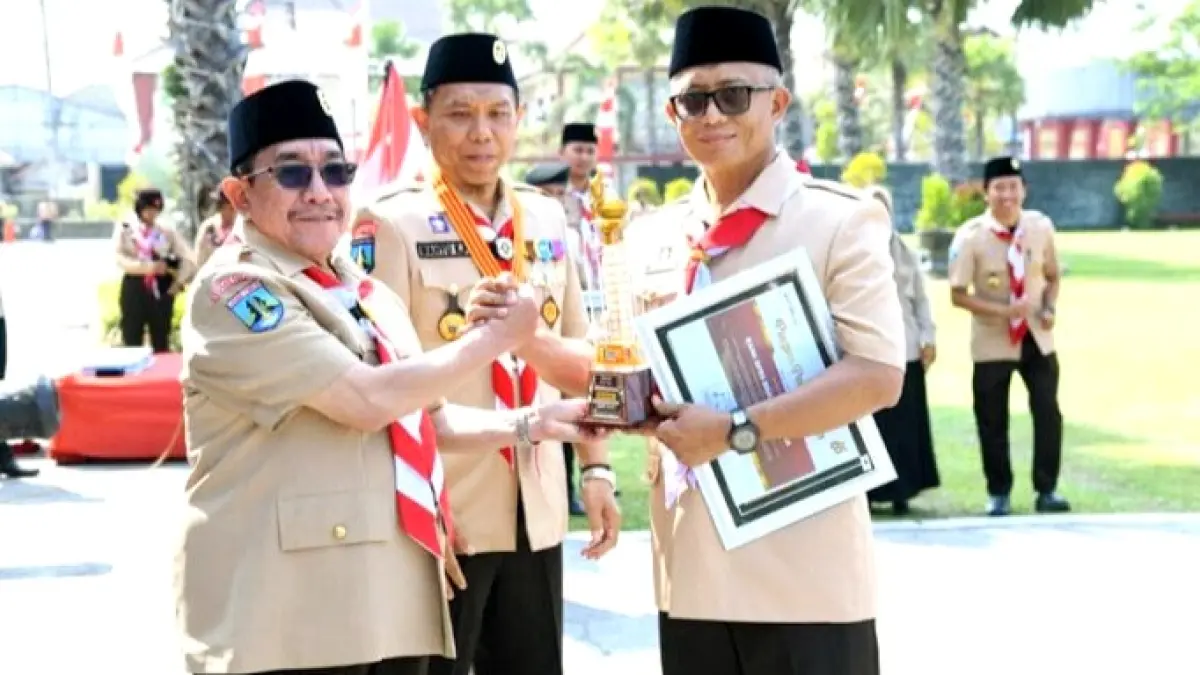 APRESIASI: Wakil Bupati Sumenep Imam Hasyim memberikan penghargaan kepada&nbsp; Direktur Utama PT BPRS Bhakti Sumekar (Perseroda) Hairil Fajar di halaman Pemkab Sumenep, Kamis (10/9). (PROKOPIM UNTUK JPRM)
