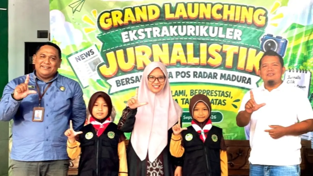 BERI APRESIASI: Kabid Pembinaan SMP Dispendik Bangkalan Muhaimin mendampingi Kepala SDIT Nurul Rahmah Kemayoran Nurushshiyam Rahmawati dan Pemred JPRM Moh. Subhan berfoto bersama perwakilan peserta Ekstrakurikuler Jurnalistik Jumat (11/9). (SDIT NURUL RAHMAH UNTUK JPRM)