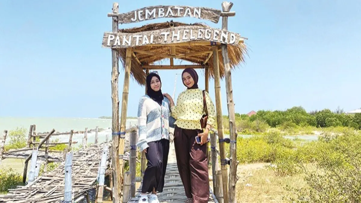 DEKAT: Sinta Nur Yanti dan Lukluatil Jannah berfoto di sekitar Pantai The Legend di Desa Padelegan, Kecamatan Pademawu, Pamekasan, Jumat (11/9). (FAHMI JALIL/JPRM)