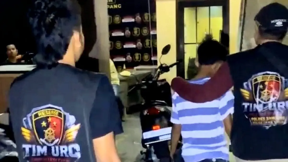 DIRINGKUS: Terduga pelaku pencabulan anak di bawah umur saat diamankan polisi. (POLRES SAMPANG UNTUK JPRM)