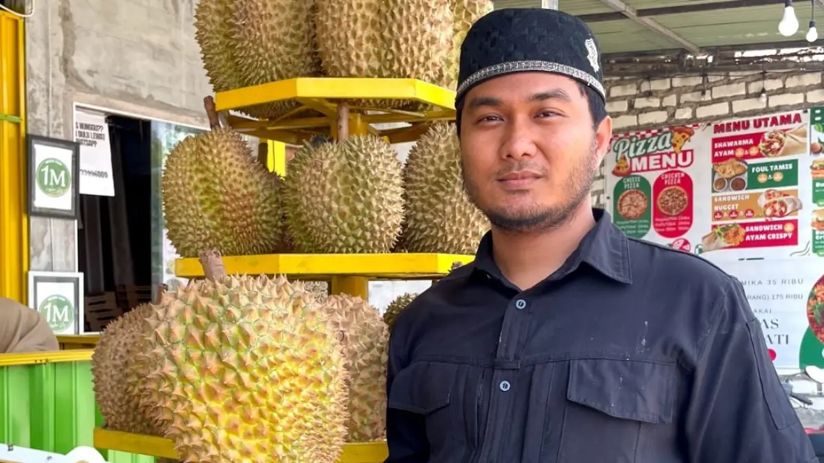 FAVORIT: Rizal Pradana, pemilik Rumah Durian JB99, menunjukkan jenis durian montong di kedainya, Desa Bumi Anyar, Tanjungbumi, Bangkalan, Jumat (11/9).