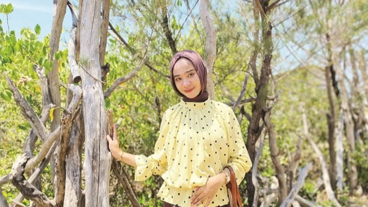 INDAH: Sinta Nur Yanti berpose di sekitar Pantai The Legend di Desa Padelegan, Kecamatan Pademawu, Pamekasan, Jumat (11/9). (FAHMI JALIL/JPRM)