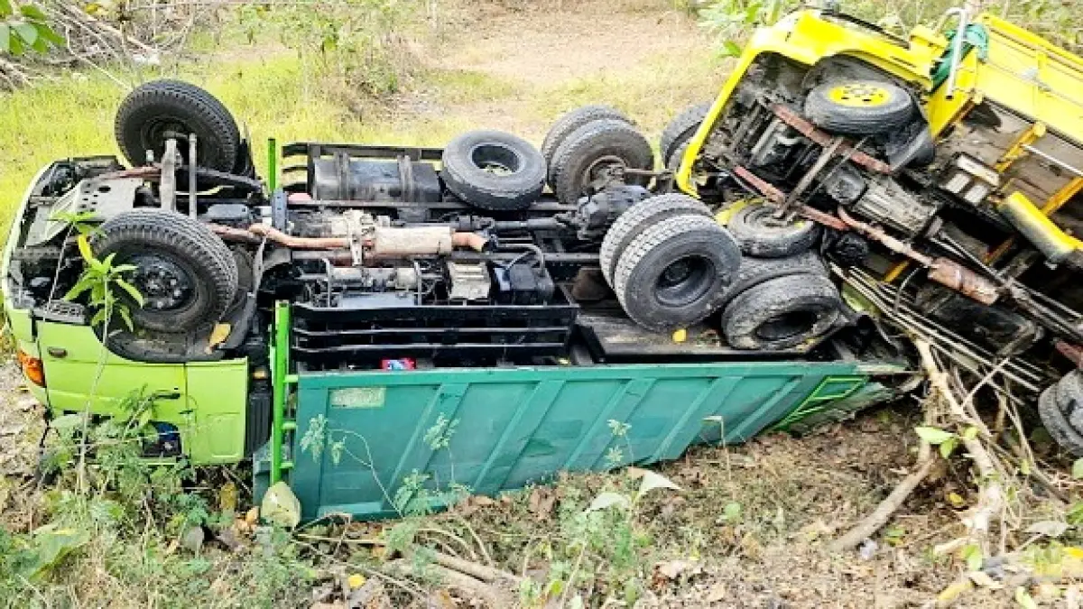 NAHAS: Dua truk setelah mengalami kecelakaan beruntun di Desa Paterongan, Kecamatan Galis, Bangkalan, Jumat (11/9). (HUMAS POLRES BANGKALAN UNTUK JPRM)