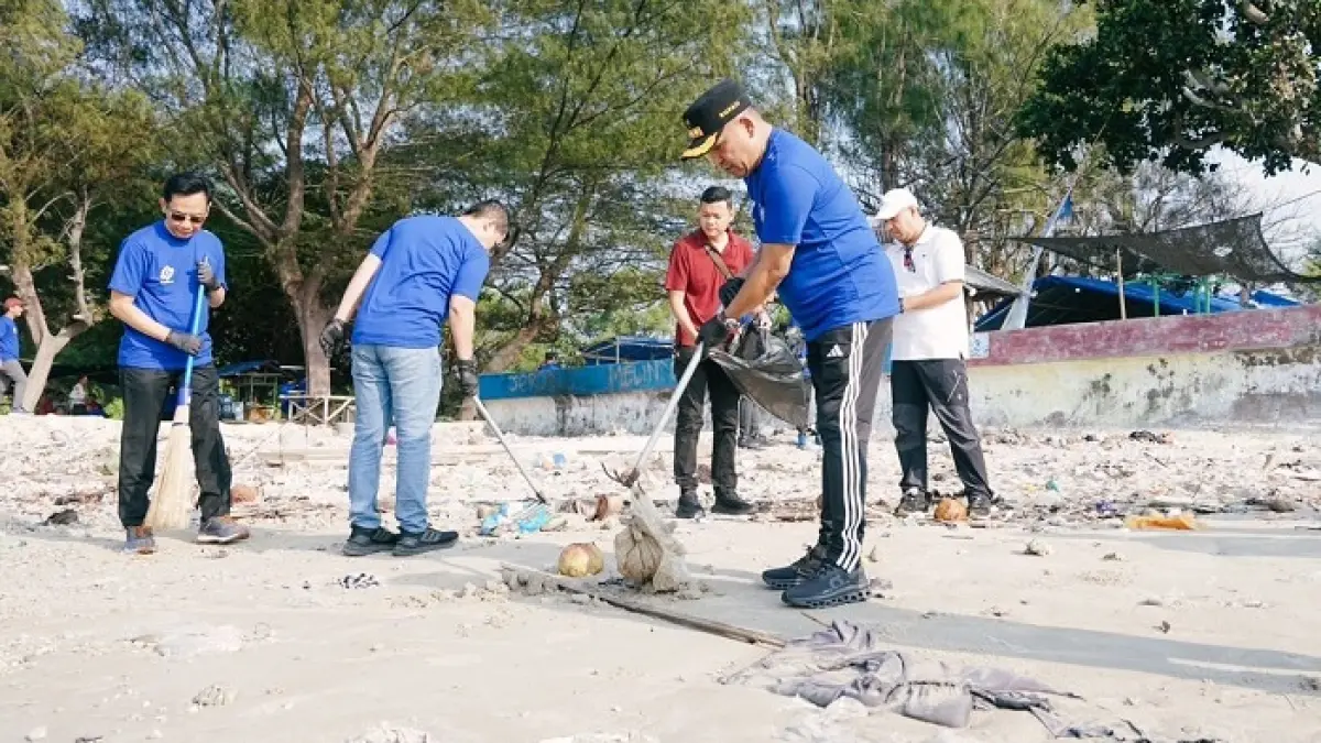 PEDULI: Bupati Sampang Slamet Junaidi terjun langsung melakukan bersih-bersih pantai di Pantai Camplong, Jumat (11/9).
