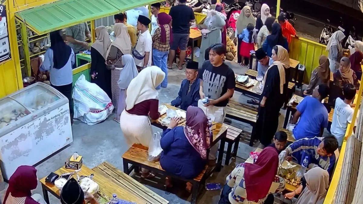 RAMAI: Rumah Durian JB99 di Desa Bumi Anyar, Tanjungbumi, Bangkalan, dipadati pengunjung saat akhir pekan.
