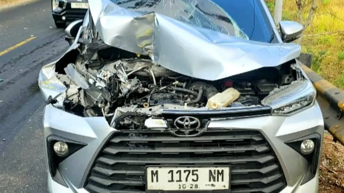 RINGSEK: Toyota Avanza yang dikemudikan S rusak parah setelah mengalami kecelakaan beruntun di Desa Paterongan, Kecamatan Galis, Bangkalan, Jumat (11/9). (HUMAS POLRES BANGKALAN UNTUK JPRM)