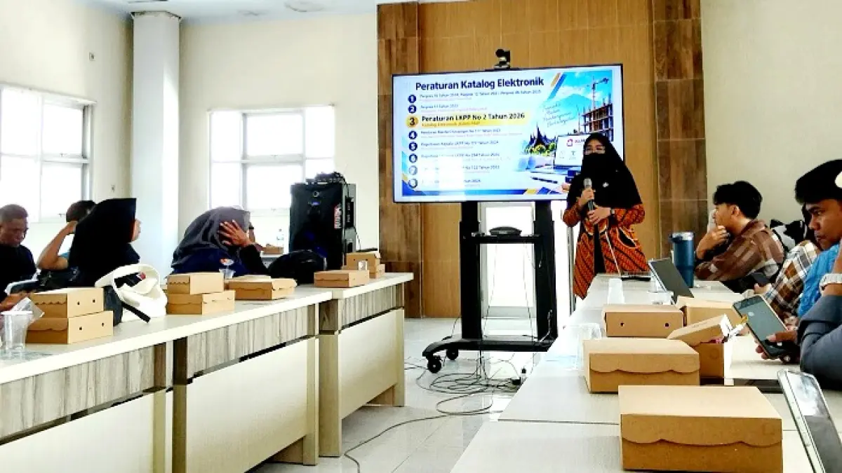 SERIUS: Pemateri memaparkan materi di hadapan jurnalis Jumat (11/9). (MOH. ALI MUHSIN/JPRM)