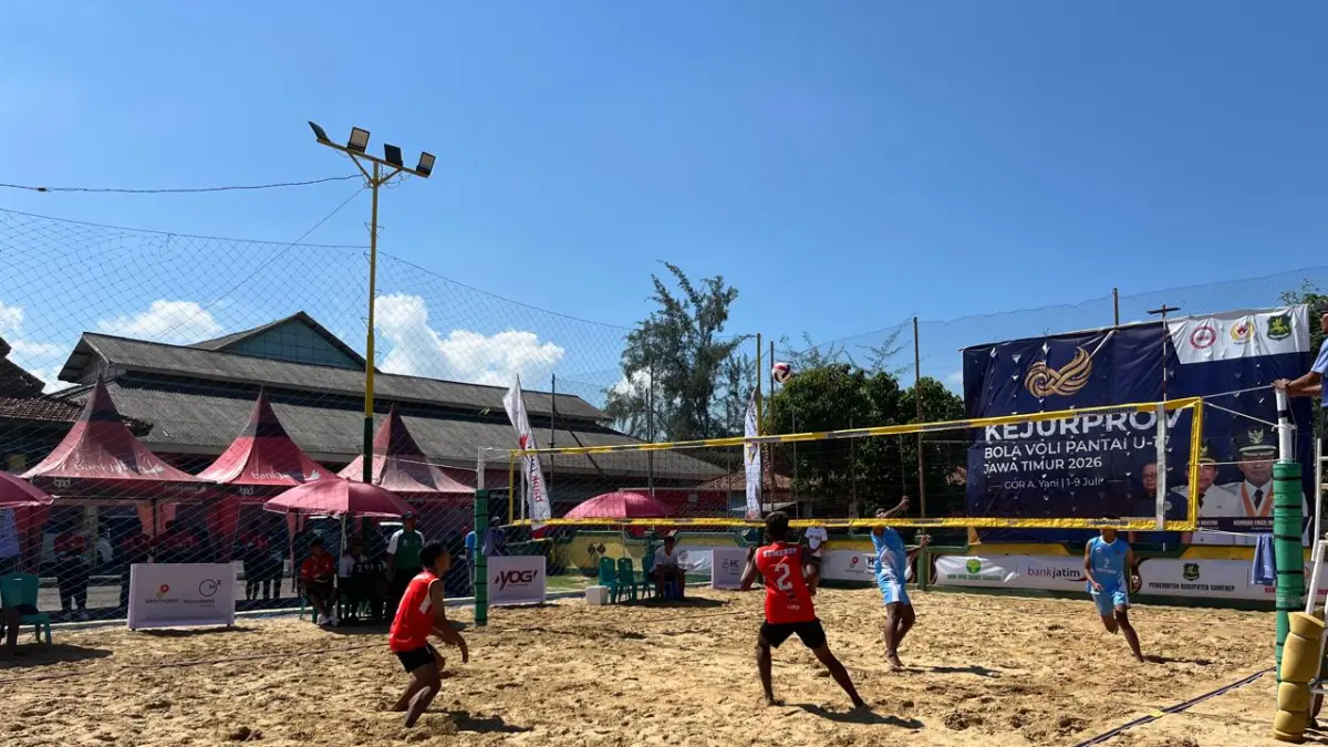 SPORTIF: Sejumlah atlet tengah bertanding di Kejurprov Voli Pantai di Sumenep