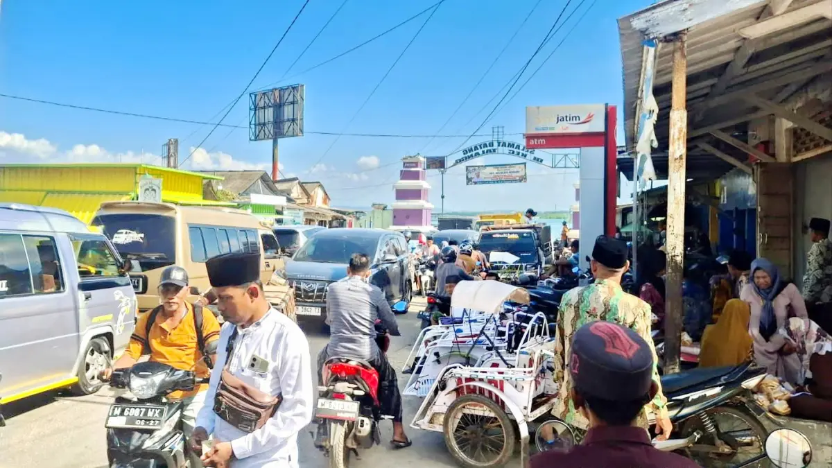 ANTRE: Warga Kecamatan Talango, Sumenep, sedang antre kapal tongkang di pelabuhan setempat Sabtu (12/9). (ALI HAFIDZ UNTUK JPRM)