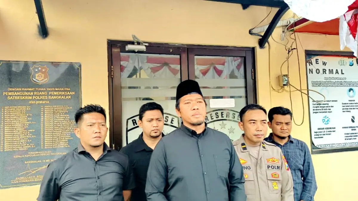 BERI PENJELASAN: Kasatreskrim Polres Bangkalan AKP Eriek Triyasworo saat memberikan keterangan resmi, Kamis (6/8). (ZEINAL ABIDIN/JPRM)