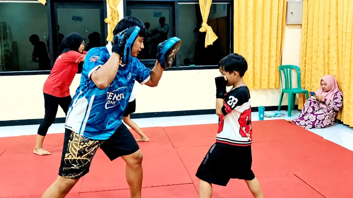 GIAT: Atlet boxing Bangkalan tengah melakukan latihan rutin di Kantor KONI Kabupaten Bangkalan, Selasa (8/9). (KONI BANGKALAN UNTUK JPRM)