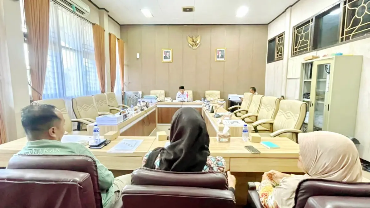 JADI ATENSI: Komisi II DPRD Pamekasan saat menggelar rapat evaluasi bersama DKPP di kantor dewan, Kamis (10/9). (DPRD PAMEKASAN UNTUK JPRM)