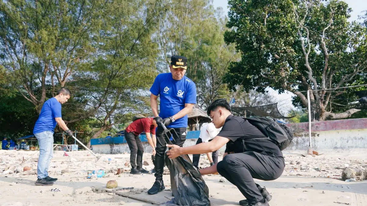 KEBERSIHAN: Bupati Sampang saat melakukan aksi bersih-bersih di Pantai Camplong, Sampang, Jumat (11/9).