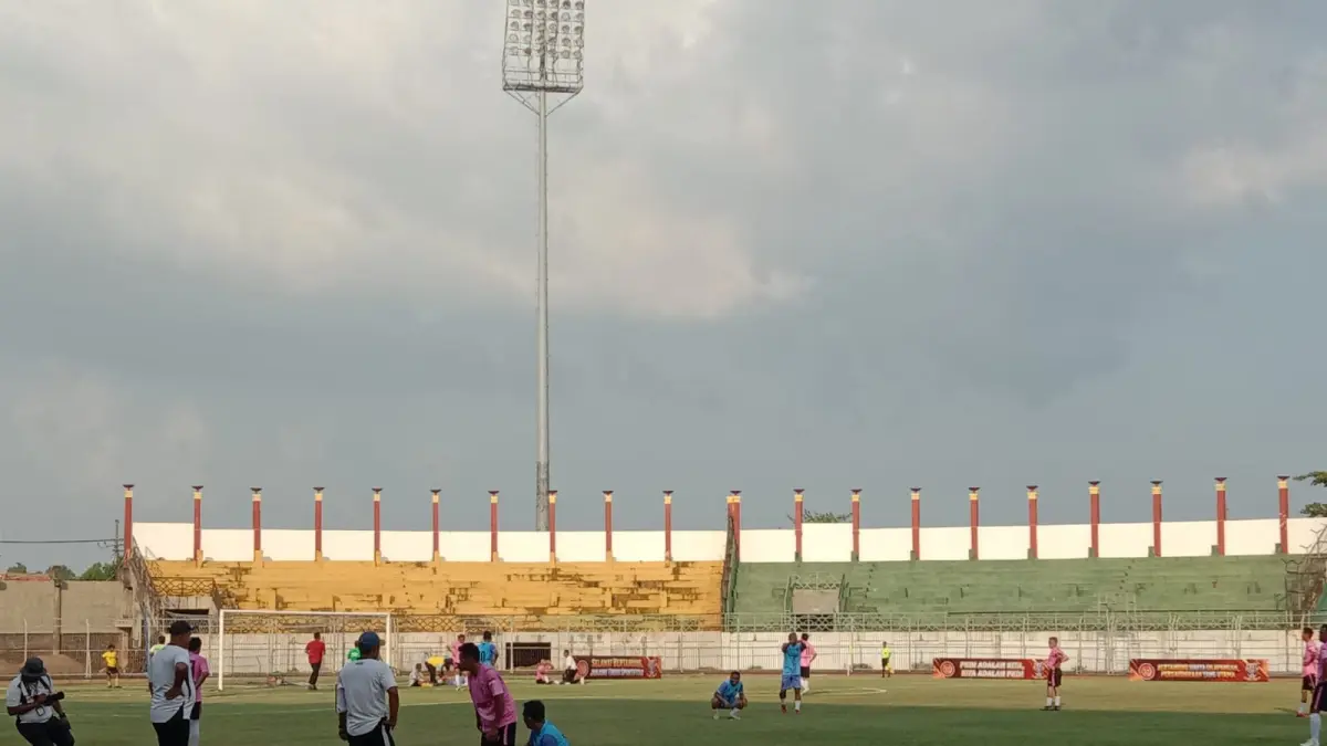 LAGA SEMIFINAL: &nbsp;Tim sepak bola PKDI Lamongan vs PKDI Jember bertanding pada laga semifinal di Stadion Gelora Bangkalan, Jumat (11/9). INA HERDIYANA/JPRM