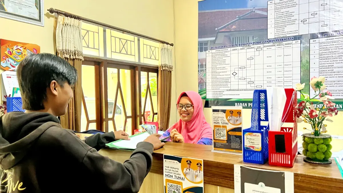 LAYANAN PUBLIK: Seorang warga sedang mengakses layanan perpajakan di Kantor BPKPD Pamekasan, Kamis (10/9). (M. KHOLIL RAMLI/JPRM)