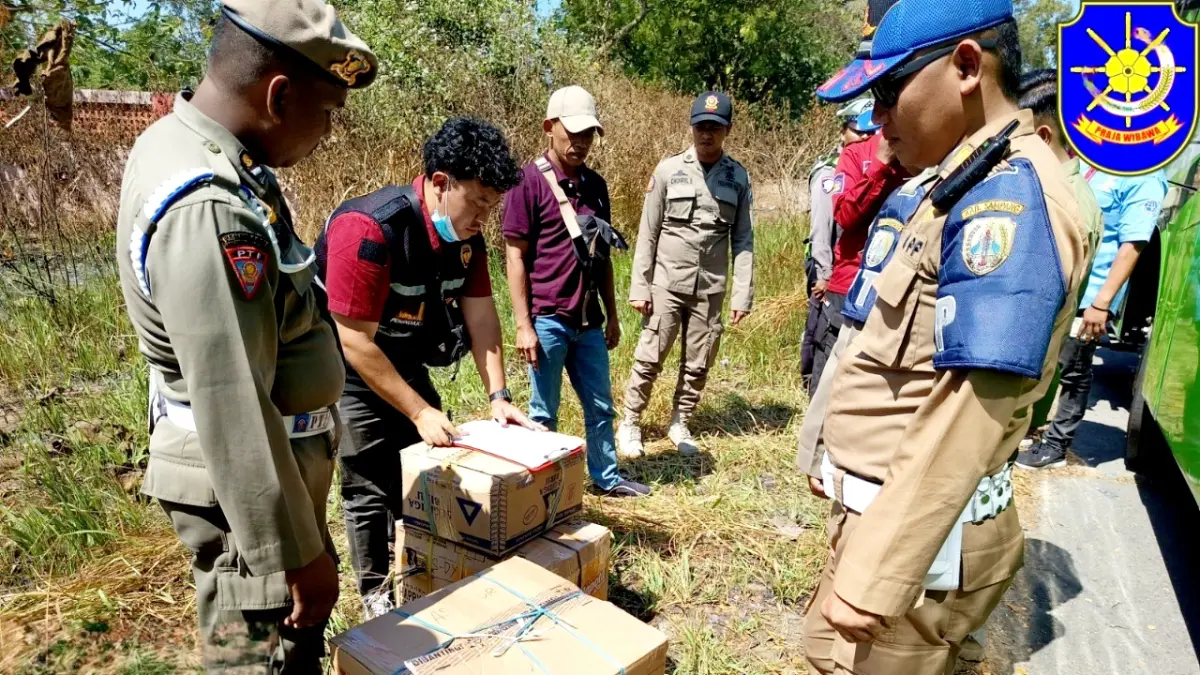 MELANGGAR: Petugas tim gabungan saat melakukan operasi razia di Jalan Raya Torjun, Rabu (22/7). (SATPOL PP SAMPANG UNTUK JPRM)