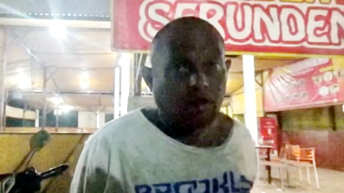 PASRAH: M. Anas saat diamankan aparat kepolisian di salah satu rumah makan di Bangkalan, Selasa (1/9). (POLRES BANGKALAN UNTUK JPRM)