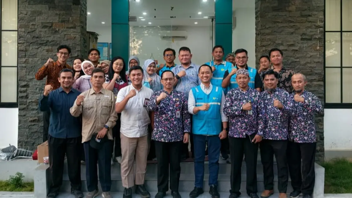 TURUN LANGSUNG: Kepala Bappeda Sumenep Arif Firmanto (tengah) berfoto bersama Tim Bappenas, PLN, dan jajaran lainnya di kantor PLN ULP Sumenep.