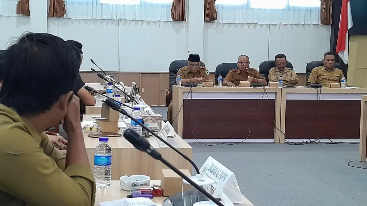BERI PENJELASAN: Kepala Dispendikbud Pamekasan Akhmad Basri Yulianto (tiga dari kanan) saat menerangkan proses pengisian kepala sekolah definitif saat menerima audiensi di ruang sidang DPRD Pamekasan pada Juli lalu.