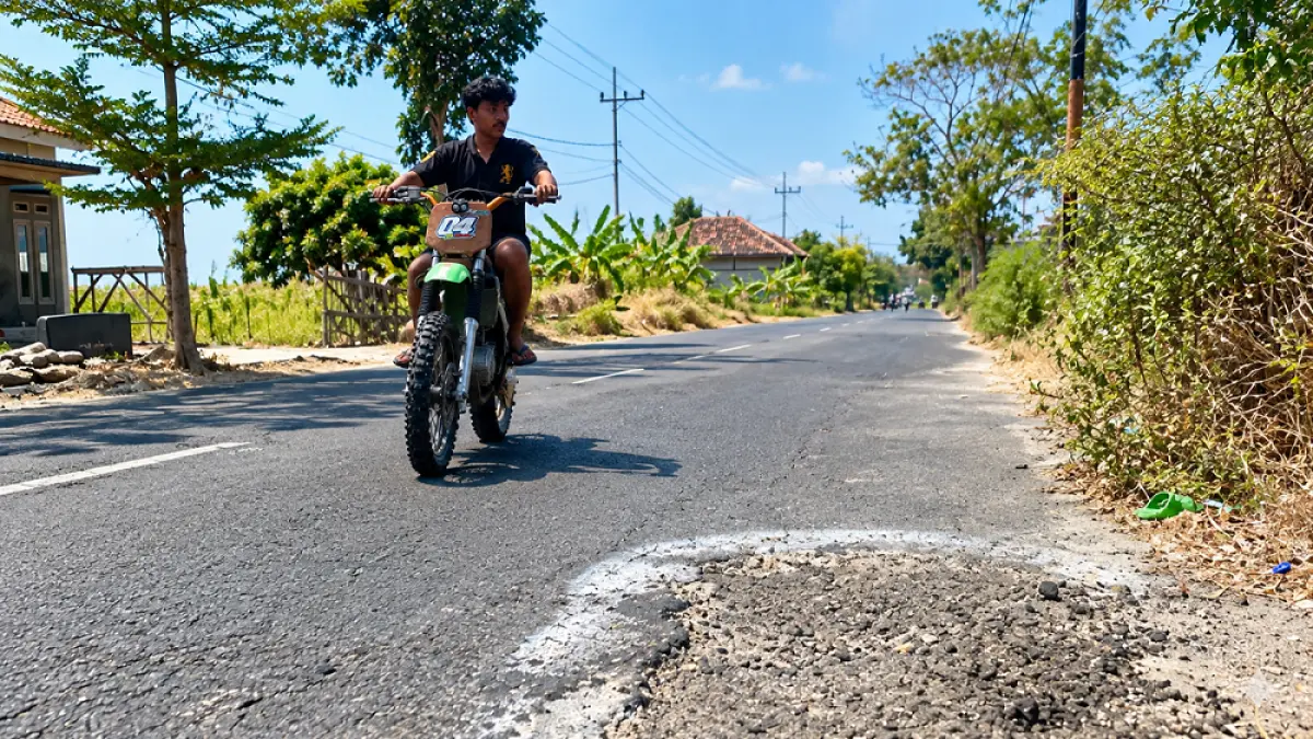 BERLUBANG: Pengendara melintas di Jalan Raya Pademawu, Kamis (10/9).