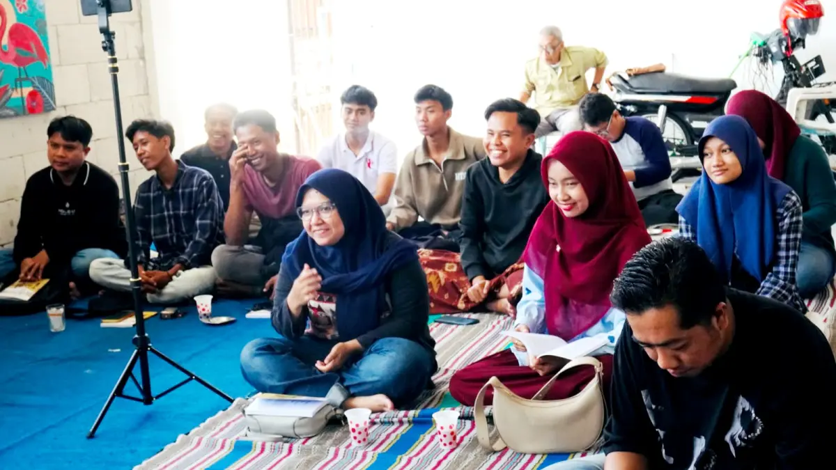 DISKUSI: Peserta menyimak materi bedah buku Madura, Aku Pernah Jauh di Galeri Seni KML Minggu (13/9). (KML UNTUK JPRM)