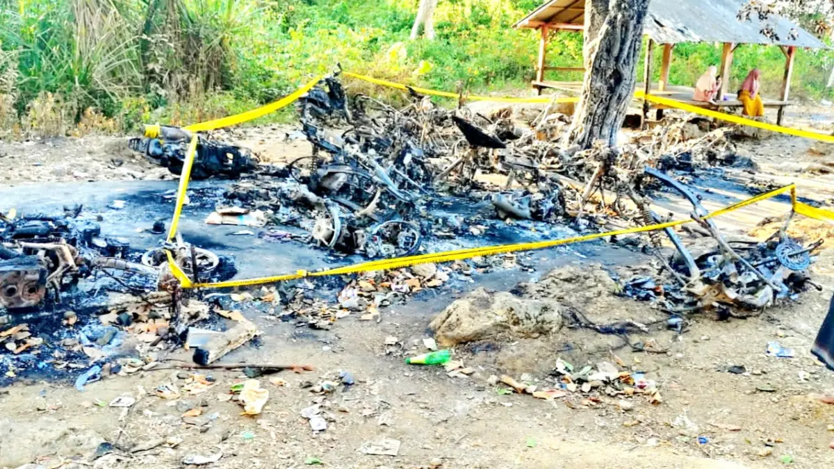 GARIS POLISI: Puluhan kendaraan yang terbakar di Kawasan Gunung Eteng, Desa Tembayangan, Kecamatan Kangayan, Sumenep, Jumat (21/8). (NUR MUHAMMAD UNTUK JPRM)
