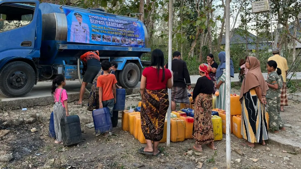 KEKERINGAN: Petugas BPBD Sampang saat melakukan dropping air pada warga Desa Banjar, Kecamatan Kedungdung, Sampang, Rabu (2/9).