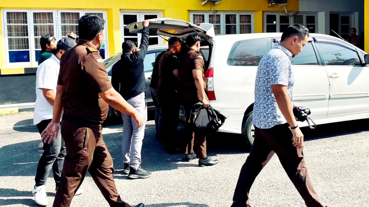 PULANG: Tim Kejari Pamekasan beranjak dari kantor Dinas PUPR Pamekasan, Selasa (4/8). (FAHMI JALIL/JPRM)