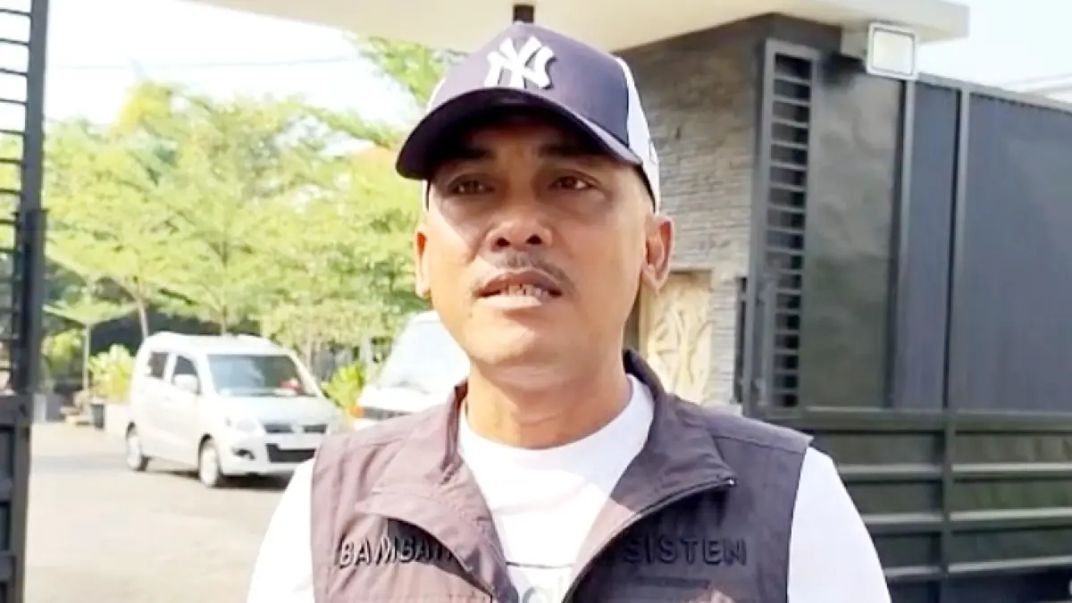 RAMAH: Ketua Satgas MBG Kabupaten Bangkalan Bambang Budi Mustika saat ditemui di kantornya, Kamis (6/8). (ZEINAL ABIDIN/JPRM)