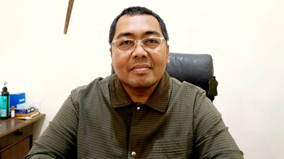 RAMAH: Kuasa hukum pelapor, Bahtiar Pradinata, saat ditemui di kantornya Rabu (12/8). (ZEINAL ABIDIN/JPRM)