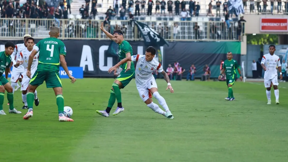 SERIUS: Danilo Santacruz mencoba merebut bola di Stadion Maguwoharjo, Sleman, Sabtu (12/9).