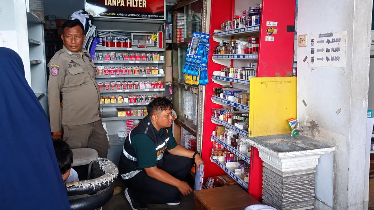 TEGAKKAN ATURAN: Petugas saat melakukan razia di sebuah toko swalayan di Kecamatan Omben, Sabtu (15/8).