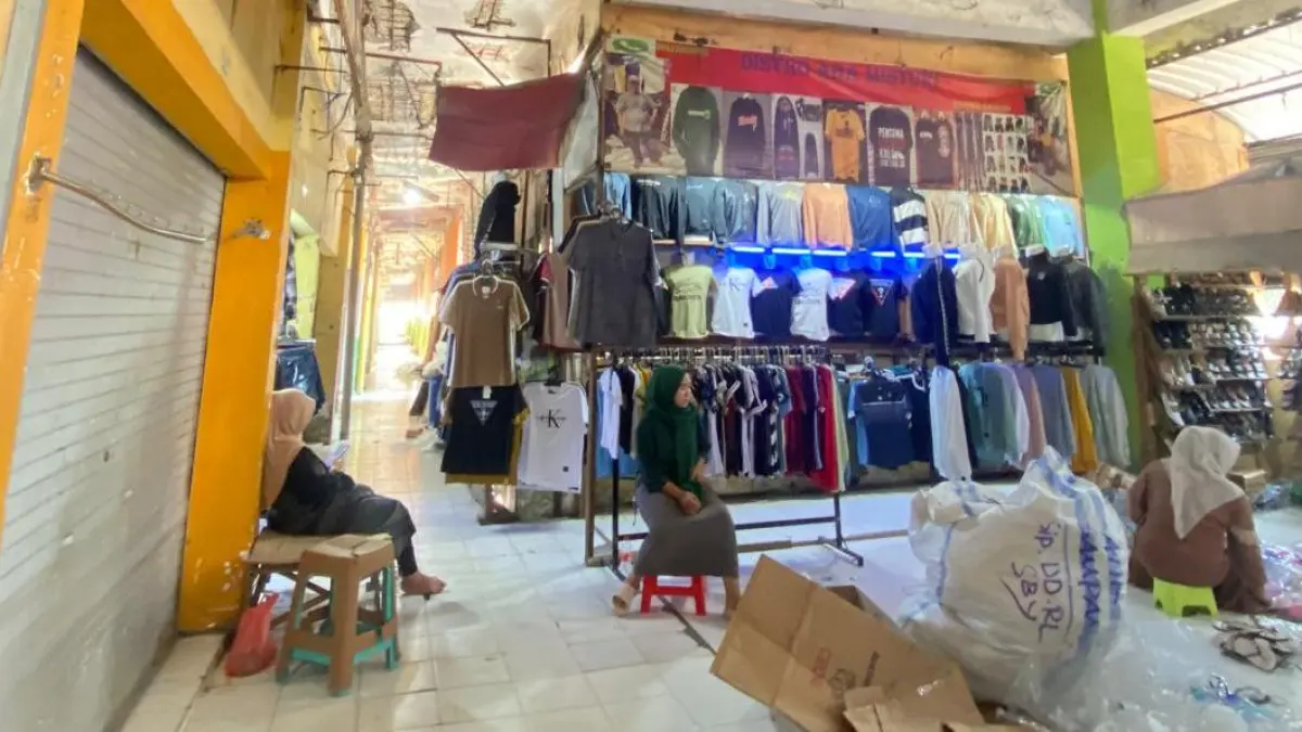 TIDAK TERAWAT: Seorang pedagang tengah menjaga jualannya di Pasar Srimangunan, Kamis (10/9).