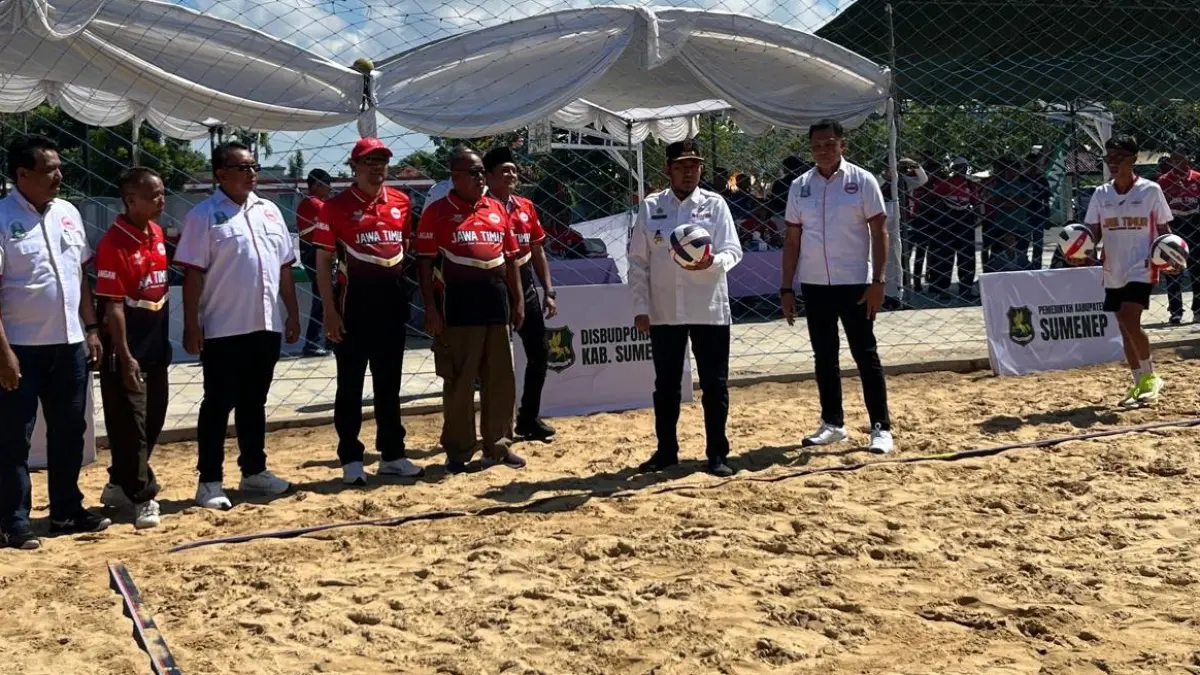TURUN LANGAUNG: Bupati Sumenep Achmad Fauzi Wongsojudo (topi hitam) membuka pelaksanaan Kejurprov Voli Pantai di GOR Sumekar, Rabu (1/7).