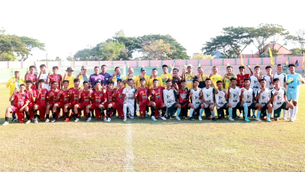 SPORTIVITAS: Bendahara DPD Partai Golkar Jatim Eko Wahyudi (tengah atas) berfoto bersama jajaran DPD Partai Golkar Jatim dan DPD Partai Golkar tiga kabupaten jelang laga final di Stadion Letjen Soedirman (SLS) kemarin (15/8). Hasilnya, SMAN 3 Bojonegoro berhasil meriah juara pertama dalam Turnamen Bahlil Mini Soccer Asyik Menuju Puncak Zona 5 Bojonegoro, Tuban, dan Lamongan. (ANDIKA FERIAWAN/RDR.BJN)