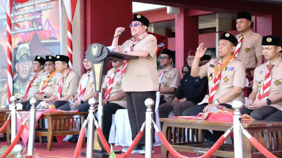 BERWIBAWA: Wabup KH Imam Hasyim saat memberikan pengarahan pada Apel Hari Pramuka Ke-65 Tahun 2026 Kabupaten Sumenep di halaman kantor bupati, Kamis (10/9).