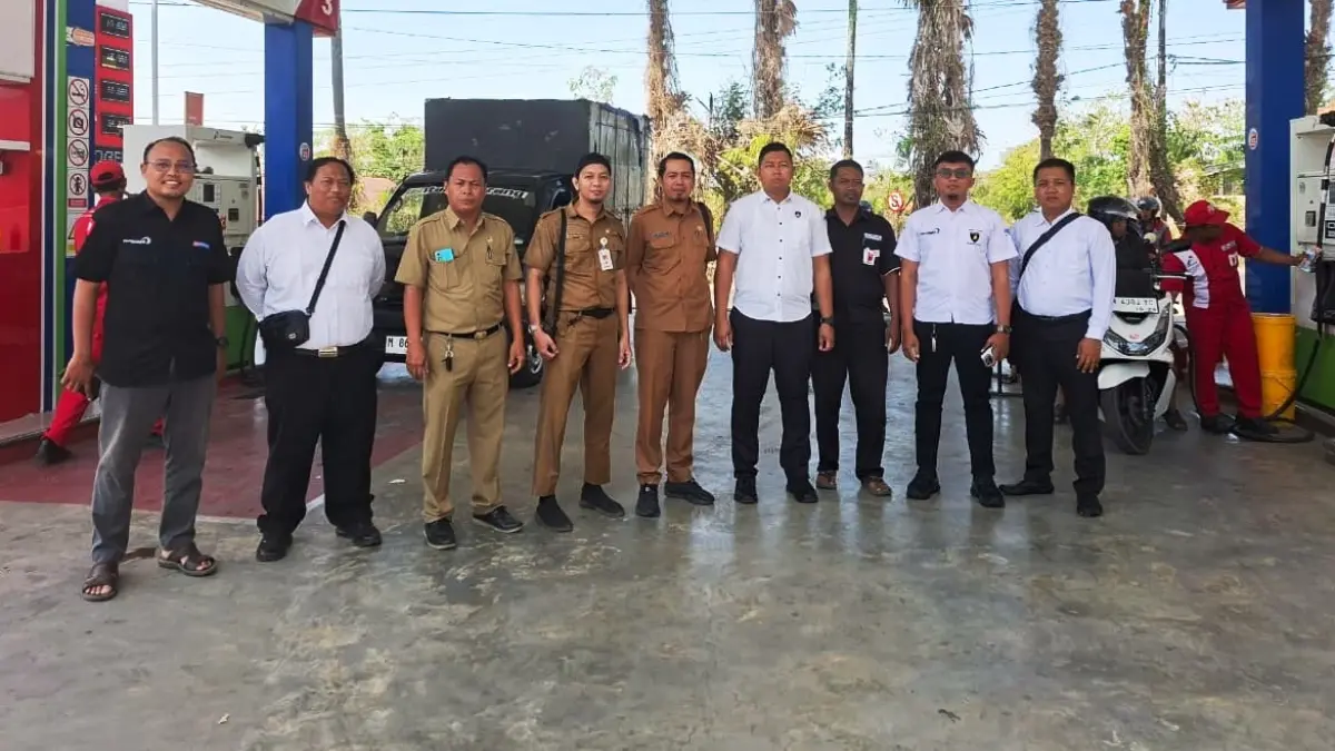 DEMI KONSUMEN: Tim berfoto bersama saat memantau distribusi BBM di SPBU Lenteng 54.694.20.
