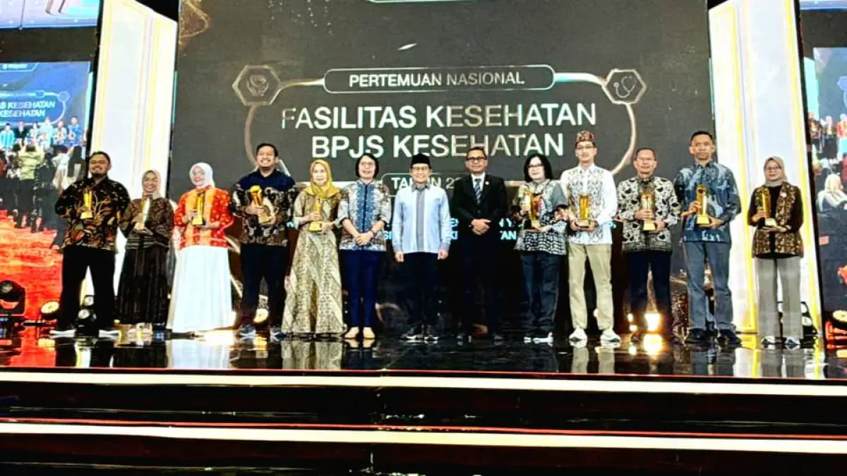 DIAPRESIASI: Direktur RSUD Syamrabu Farhat Surya Ningrat berpose bersama dengan penerima penghargaan Seva Paramahita di Jakarta Timur, Selasa (15/9).