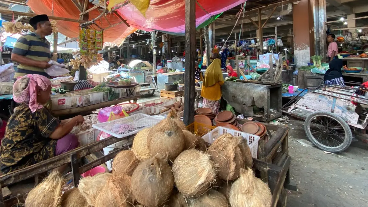 FASILITAS: Masyarakat saat berada di Pasar Srimangunan, Senin (14/9).