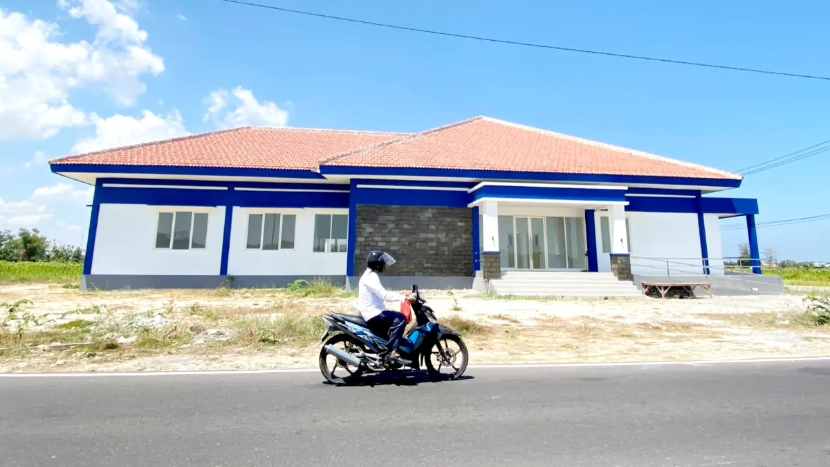 FASILITAS: Seorang pengendara sepeda motor melintas di depan kantor labkesmas beberapa waktu lalu. (AYU LATIFAH/JPRM)