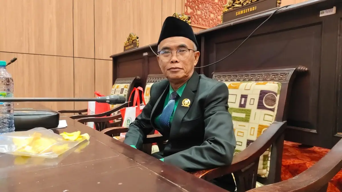 FOKUS: Anggota Komisi IV DPRD Sumenep Sami’oeddin saat mengikuti rapat di kantor dewan setempat.